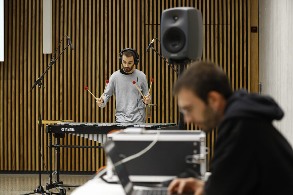 Due studenti del Conservatorio della Svizzera italiana eseguono una performance musicale durante la prima lezione del corso